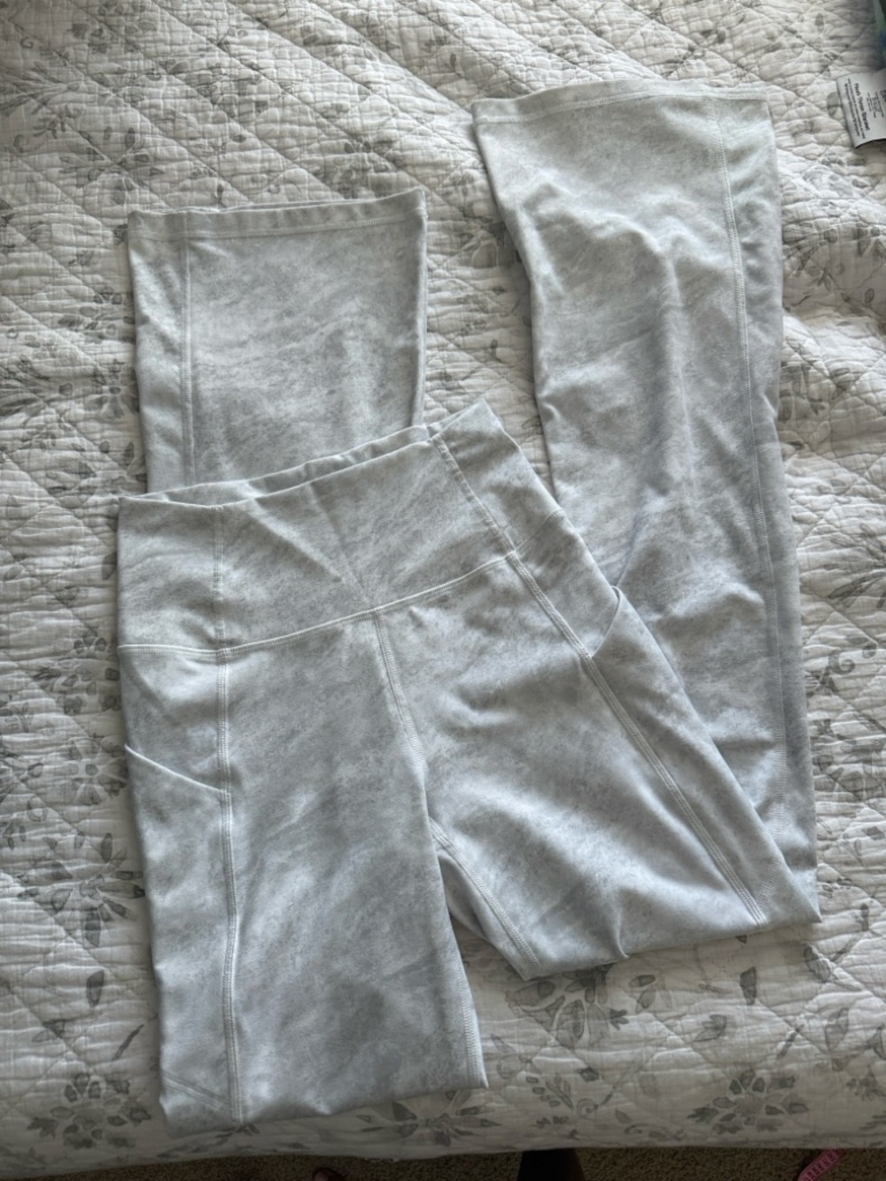 Fabletics Oasis PureLuxe High-Waisted Pocketed Kick Flare light gray/white S 31”